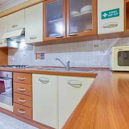 Daire A Colourful 3br Home, With Smart Tv & Balcony By 360 Estates *