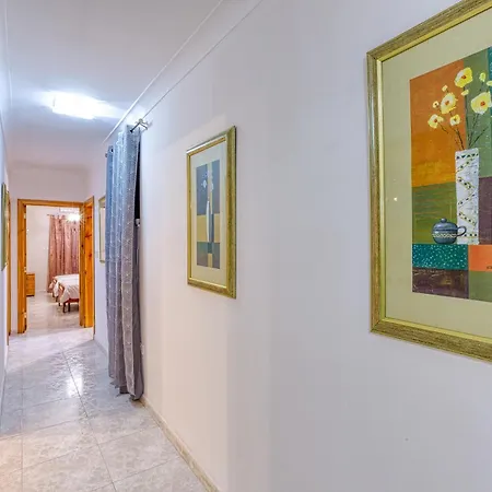 Daire A Colourful 3br Home, With Smart Tv & Balcony By 360 Estates